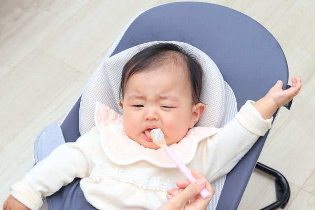 赤ちゃんが離乳食を飲み込まない…離乳食初期や7ヶ月頃の場合をご紹介！
